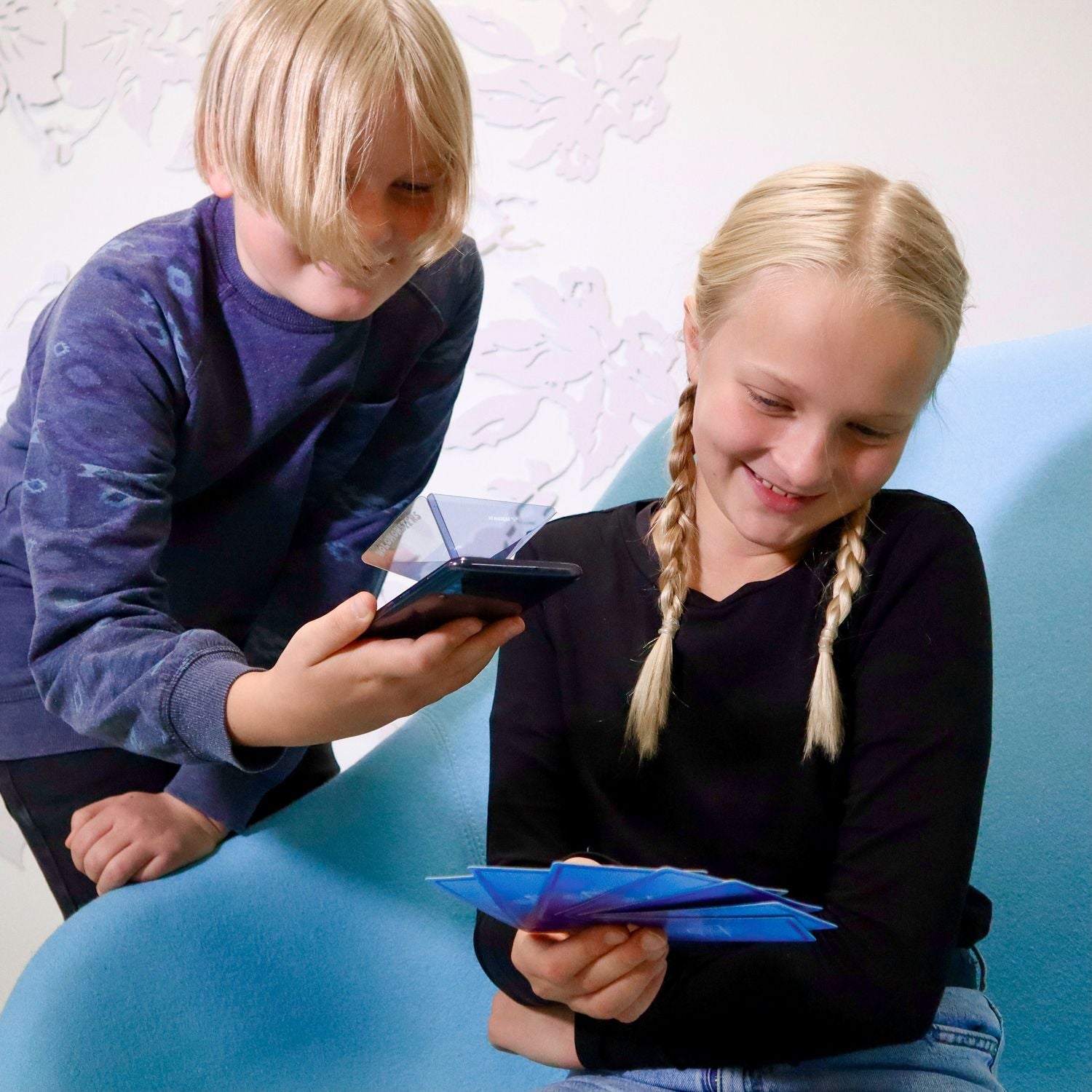 Holomonster Startpaket: Hologrampyramid och 3 kort