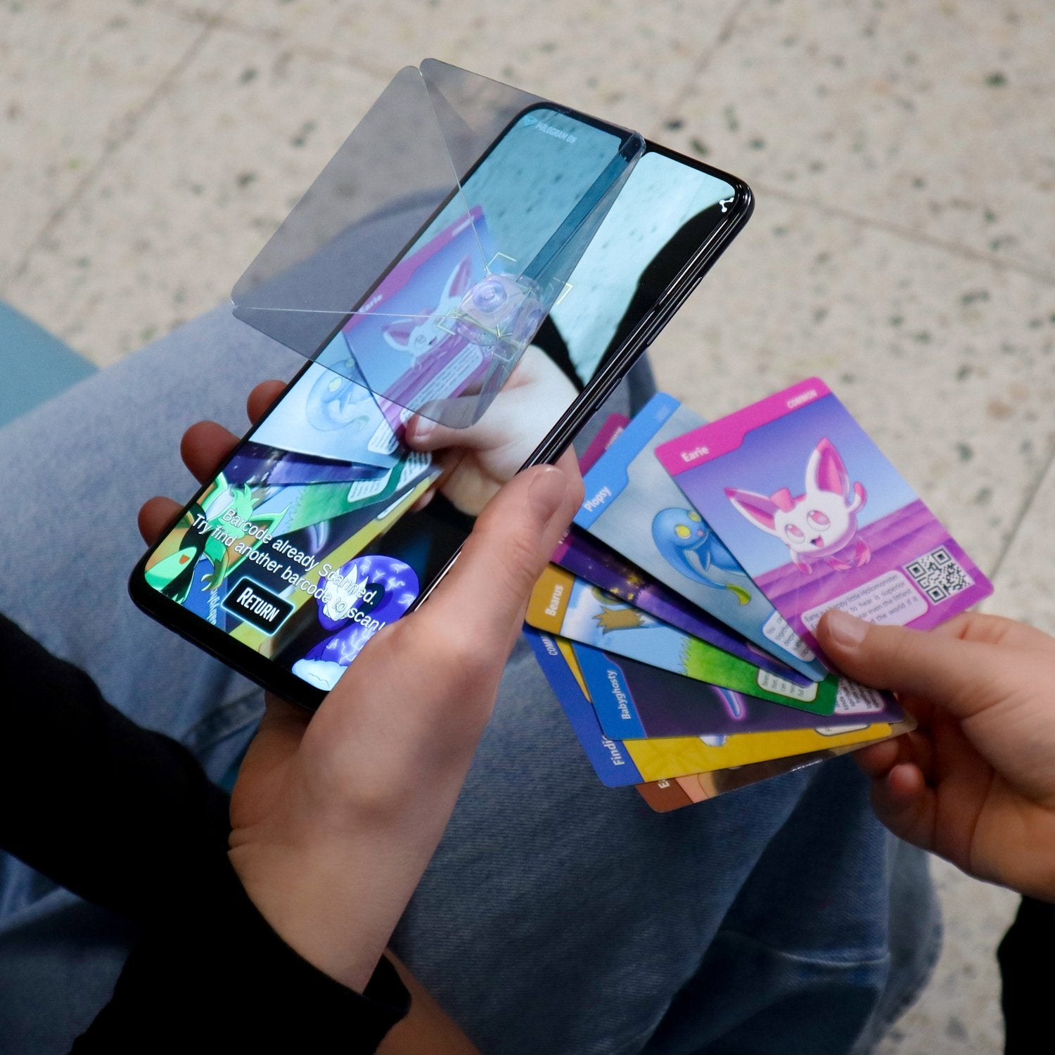 Holomonster Startpaket: Hologrampyramid och 3 kort