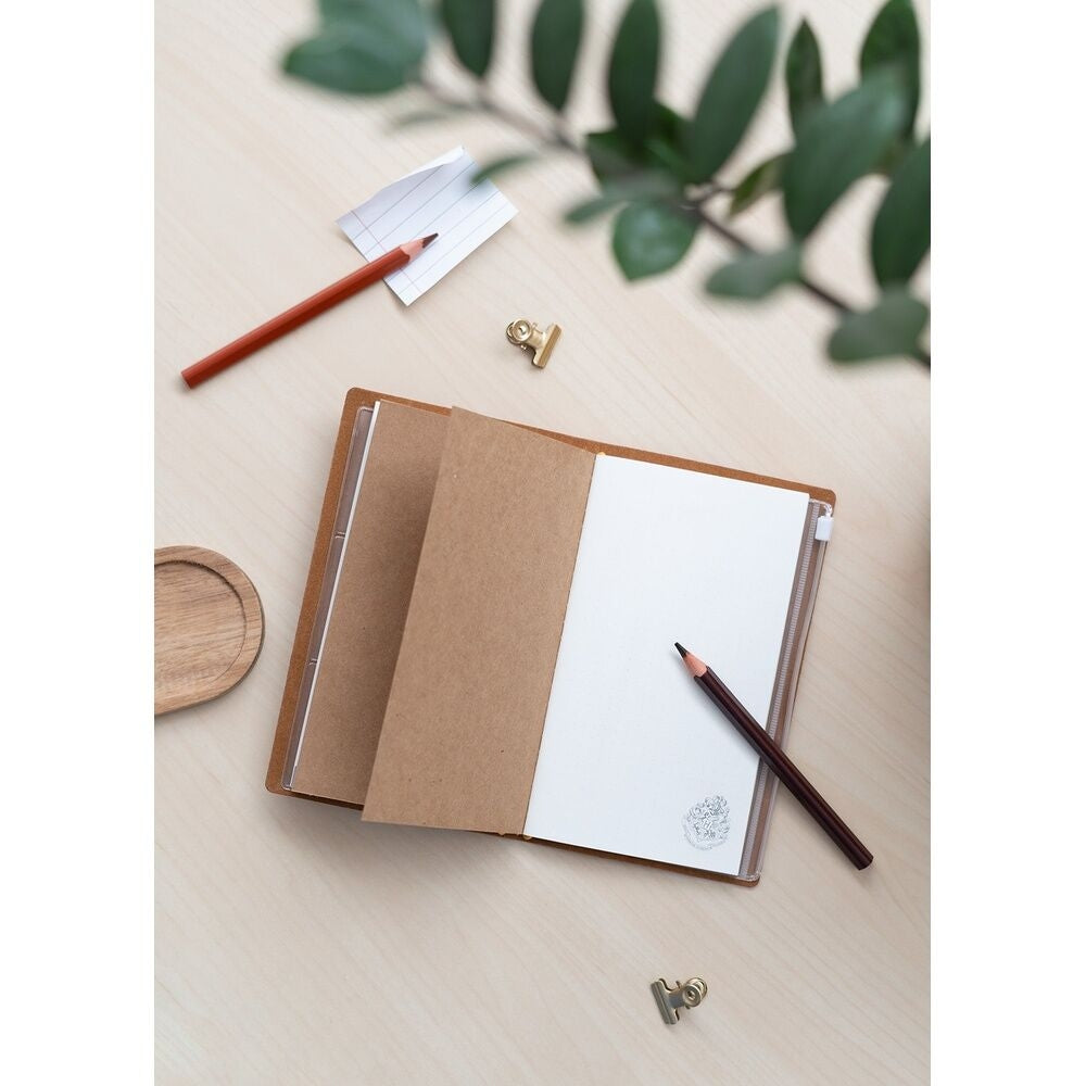 Slytherin Travel Notebook med fodrade sidor och bokmärke