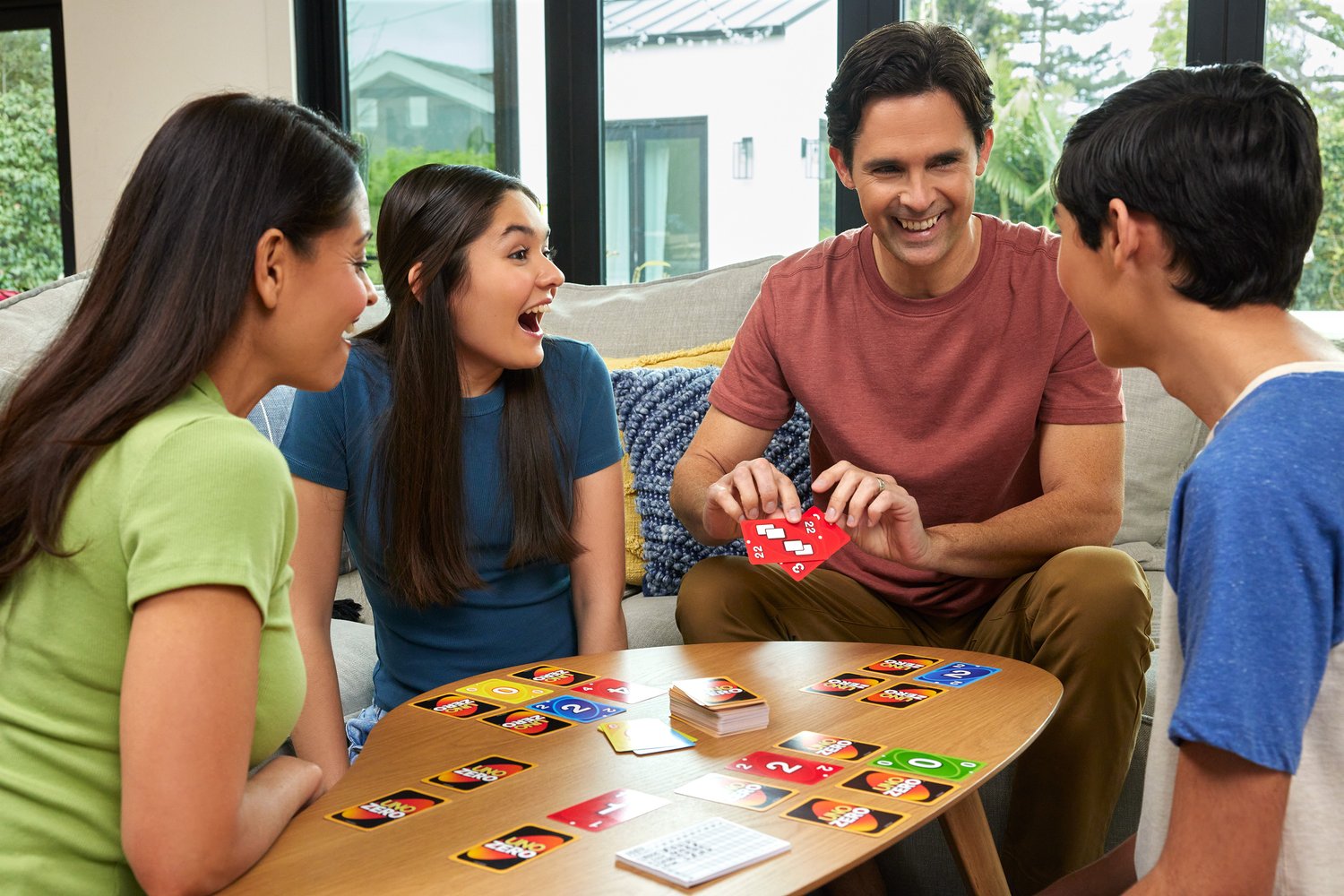 Uno-kortspel, strategisk twist, 112 kort, poängbok ingår