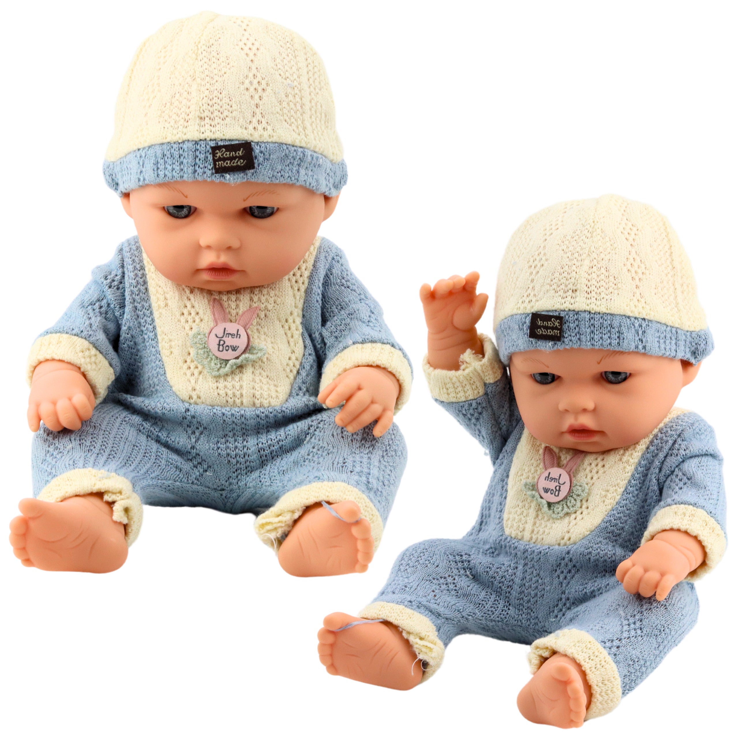 Babydocka i blå stickad outfit med mössa