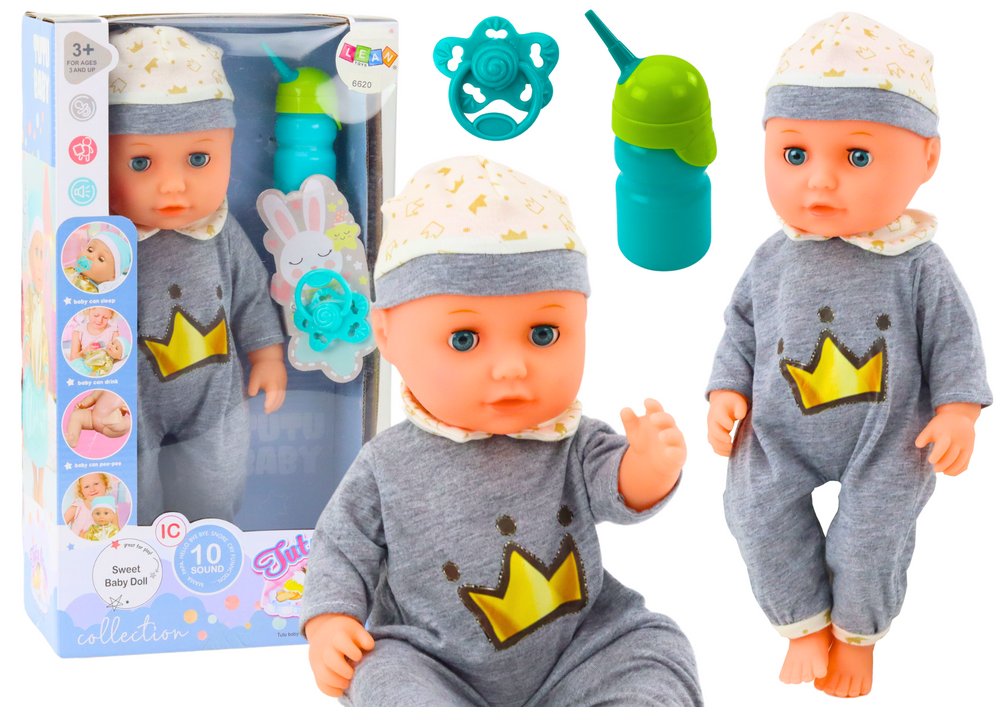 Babydocka i grå pyjamas med flaska och ljud