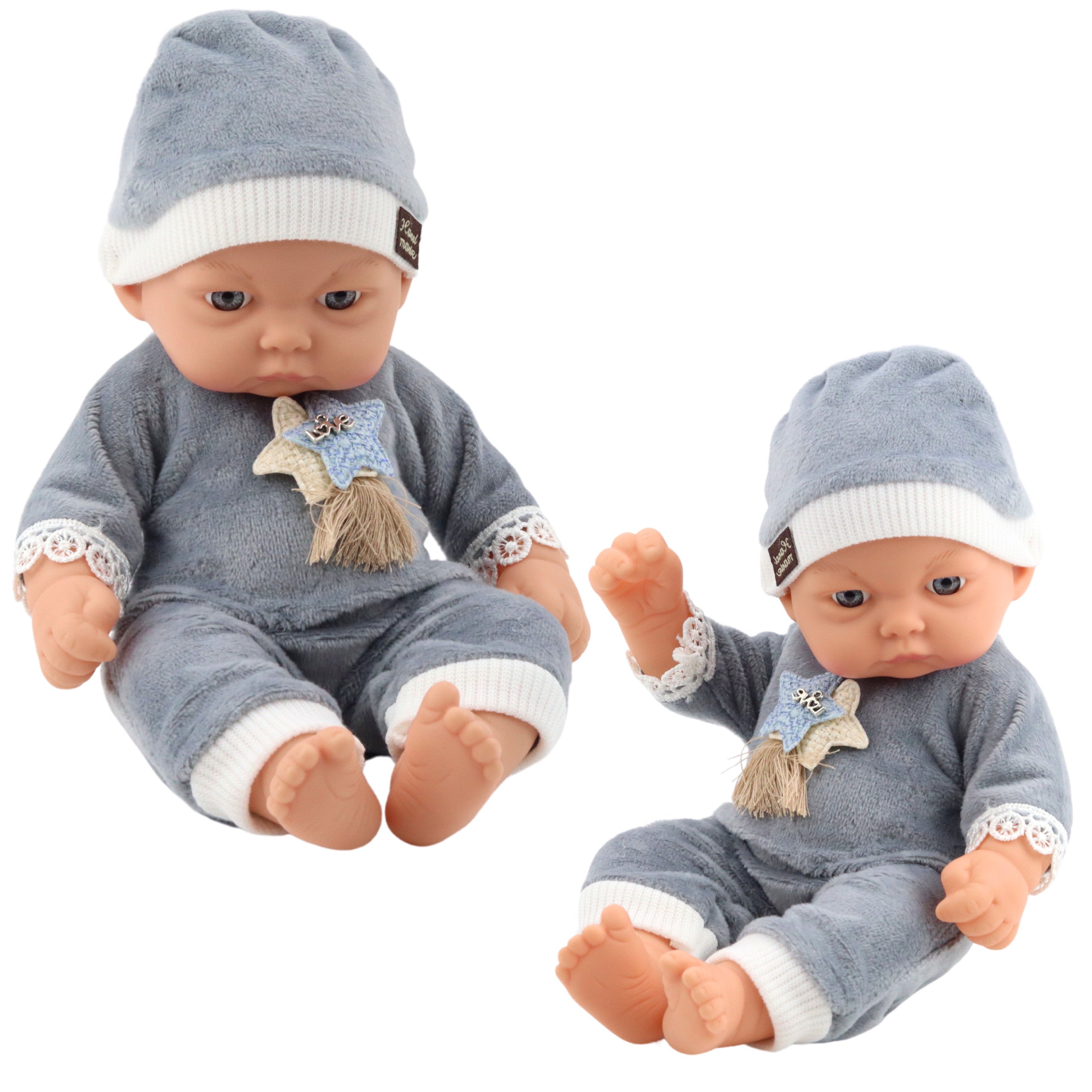 Babydocka i grå stjärnpyjamas med hatt