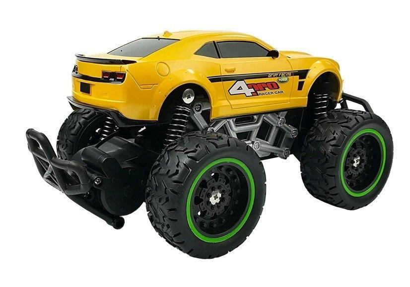 Gul offroad R/C bil med høje hjul og støddæmpere