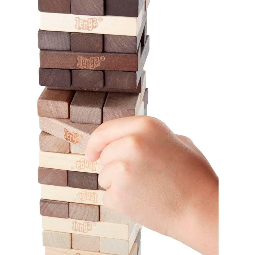 Jenga-spel med rustika träklossar för familjens skoj