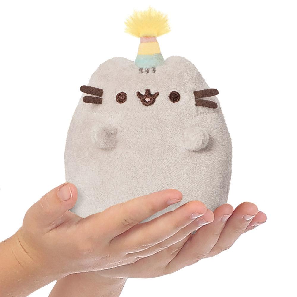 Pusheen Mjukleksak Sittande Pusheen Med Festhatt, 10 Cm