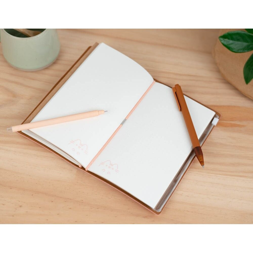 Pusheen Travel Notebook med fodrade sidor och söta illustrationer