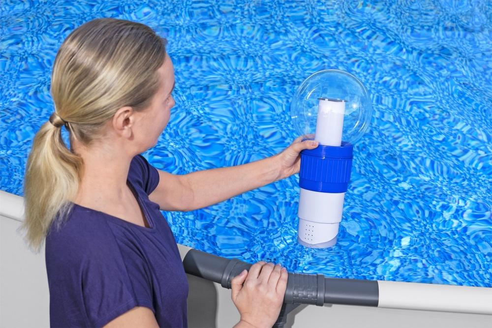 Soldriven poolkemisk dispenser med LED-ljus